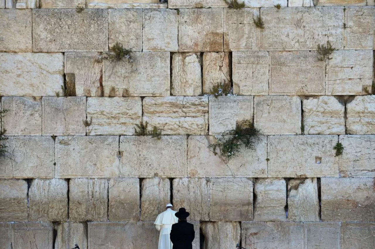 Giáo hoàng cầu nguyện bên cạnh một rabbi tại Bức tường phía Tây ở Khu phố Cổ Jerusalem vào tháng 5 năm 2014. Ngài đã thực hiện chuyến thăm Ba ngày đến Thánh Địa và đi cùng với các lãnh đạo Do Thái và Hồi giáo từ quê hương Argentina của mình. (Nguồn: AFP)