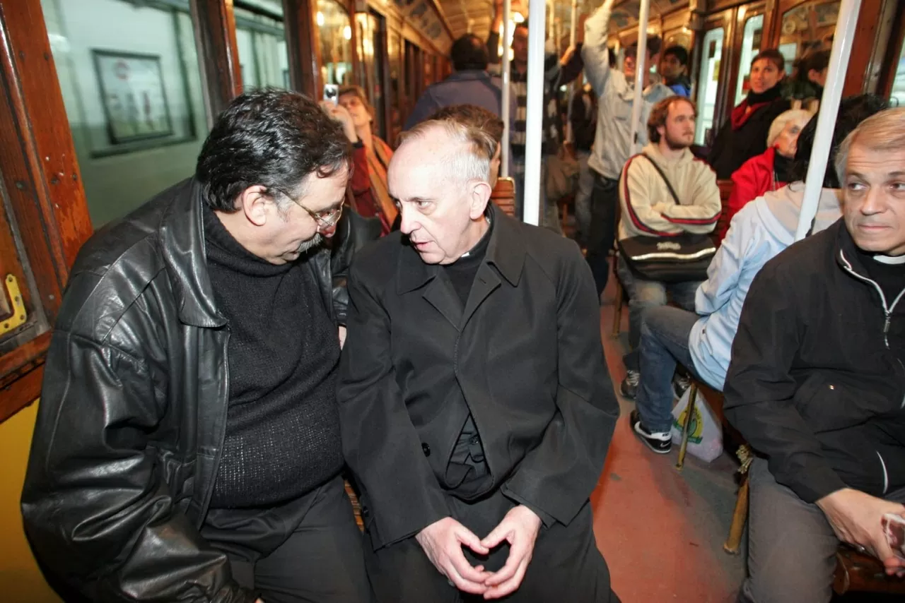 Francis đi phương tiện công cộng trước khi cử hành Thánh lễ tại Buenos Aires năm 2008. Khi còn là Tổng Giám mục Buenos Aires, Bergoglio thường đi làm bằng xe buýt và tự nấu ăn. (Nguồn: Getty)