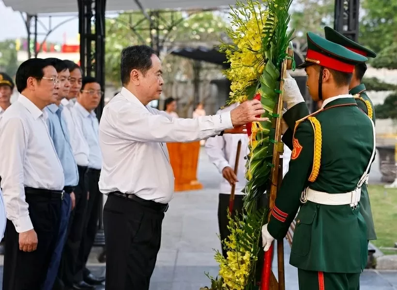 NA Chairman Tran Thanh Man pays tribute to fallen heroes in Quang Tri province