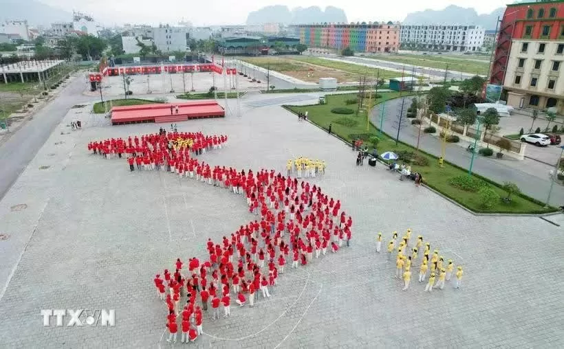 Students form Vietnam map and national flag by Bai Tu Long bay in Quang Ninh