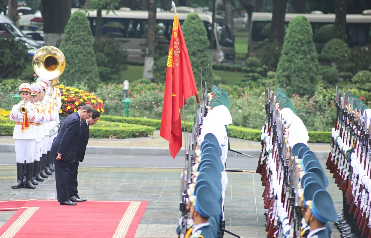 Sau nghi thức chào mừng, Thủ tướng Phạm Minh Chính và Thủ tướng Ishiba Shigeru cùng duyệt đội danh dự.