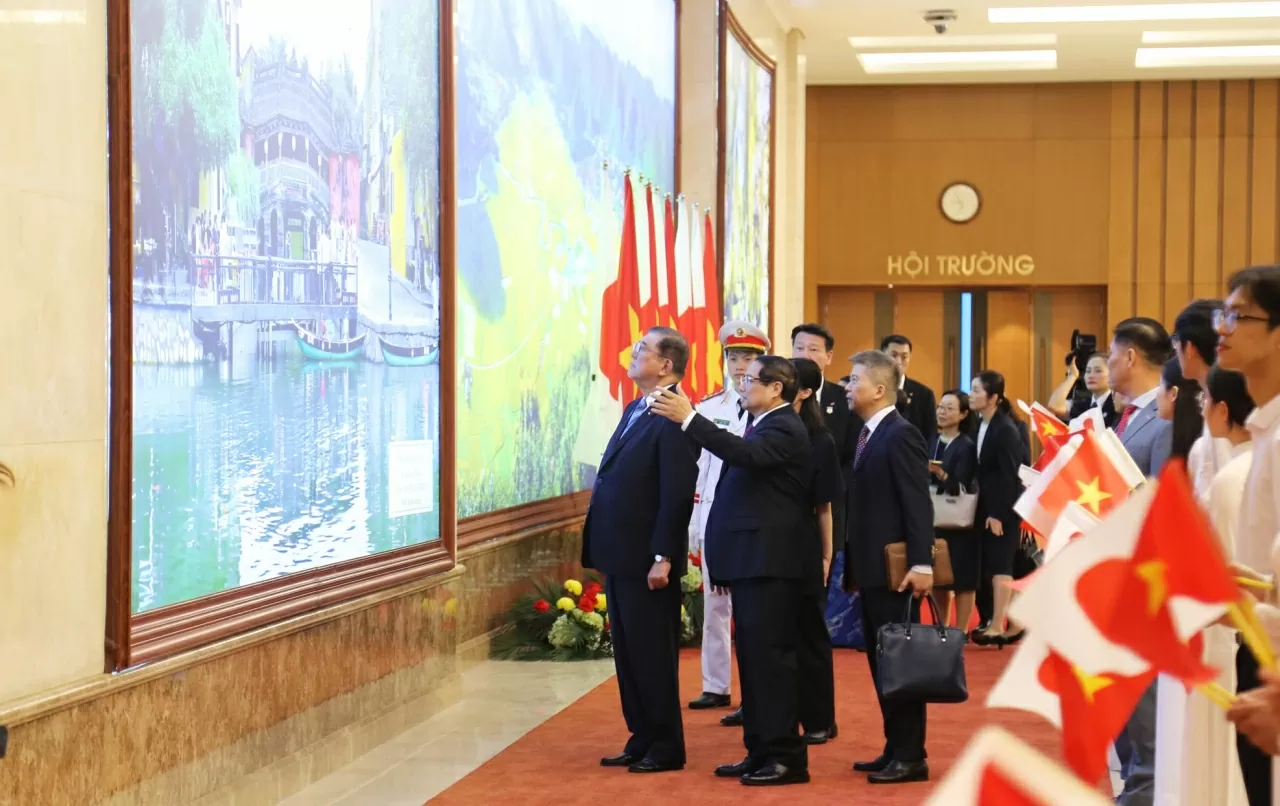 Prime Minister Pham Minh Chinh and Japanese Prime Minister Ishiba Shigeru hold talks in Hanoi
