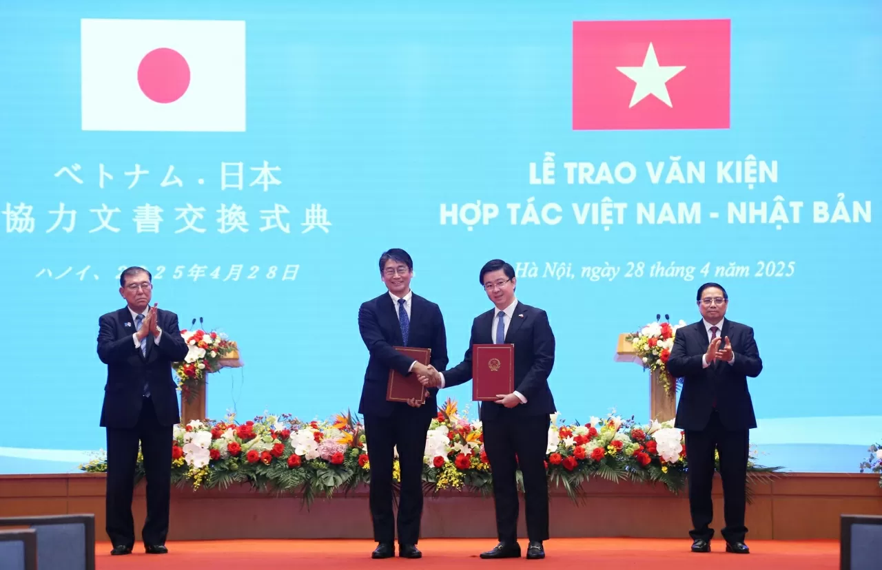 Thủ tướng Phạm Minh Chính và Thủ tướng Nhật Bản Ishiba Shigeru chứng kiến lễ trao Bản ghi nhớ hợp tác giữa Bộ Khoa học và Công nghệ và Bộ Giáo dục, Văn hóa, Thể thao, Khoa học và Công nghệ Nhật Bản về hợp tác nghiên cứu và phát triển trong lĩnh vực bán dẫn. (Ảnh: Thành Long) Thủ tướng Phạm Minh Chính và Thủ tướng Nhật Bản Ishiba Shigeru chứng kiến lễ trao Bản ghi nhớ hợp tác giữa Bộ Khoa học và Công nghệ và Bộ Giáo dục, Văn hóa, Thể thao, Khoa học và Công nghệ Nhật Bản về hợp tác nghiên cứu và phát triển trong lĩnh vực bán dẫ