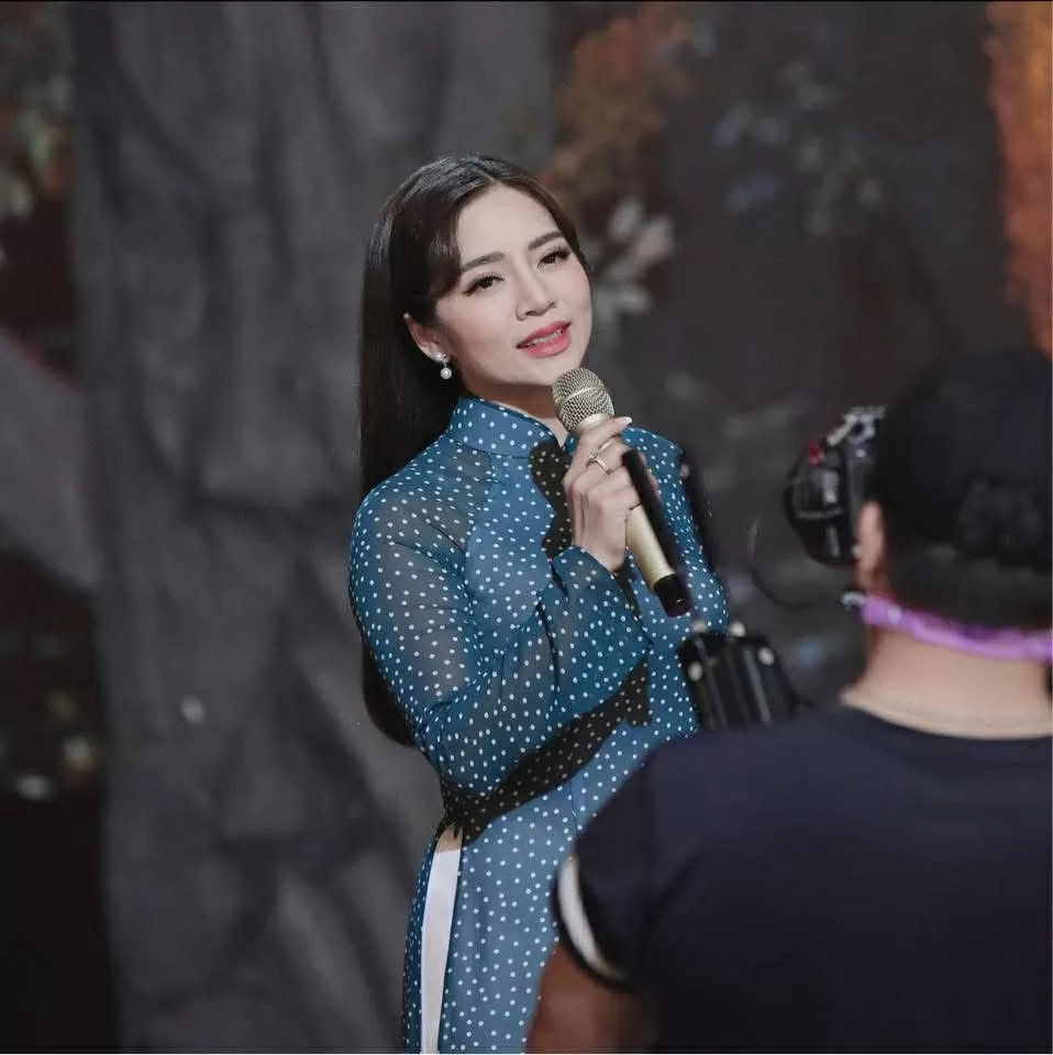 Có một cô gái thôn nữ hát bolero…