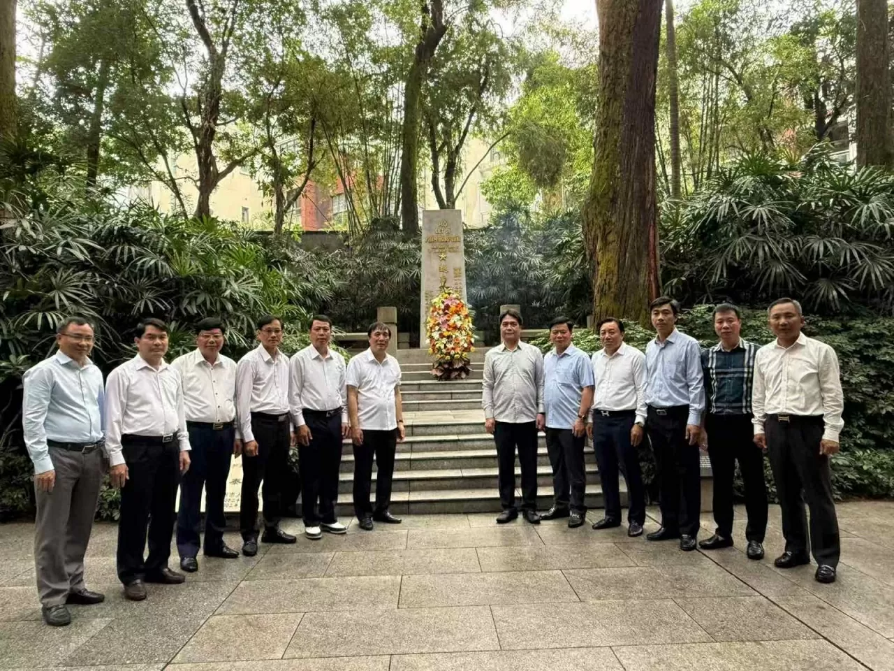 Đoàn công tác tỉnh Phú Thọ dâng hương và dâng hoa tại mộ liệt sĩ Phạm Hồng Thái.