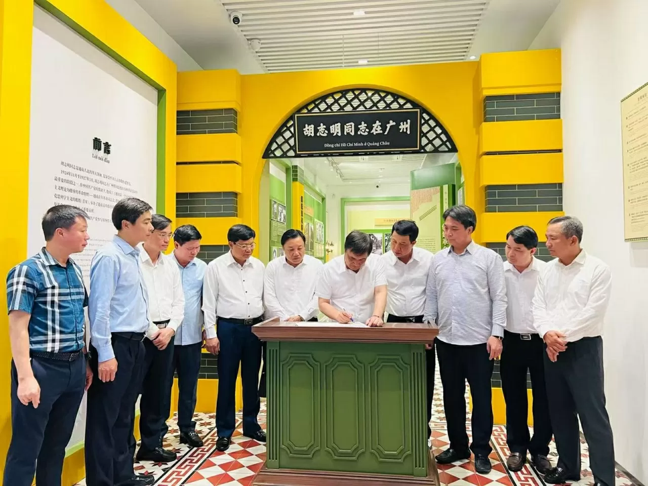Đoàn công tác tỉnh Phú Thọ thăm Khu di tích Trụ sở Hội Việt Nam Cách mạng Thanh niên.