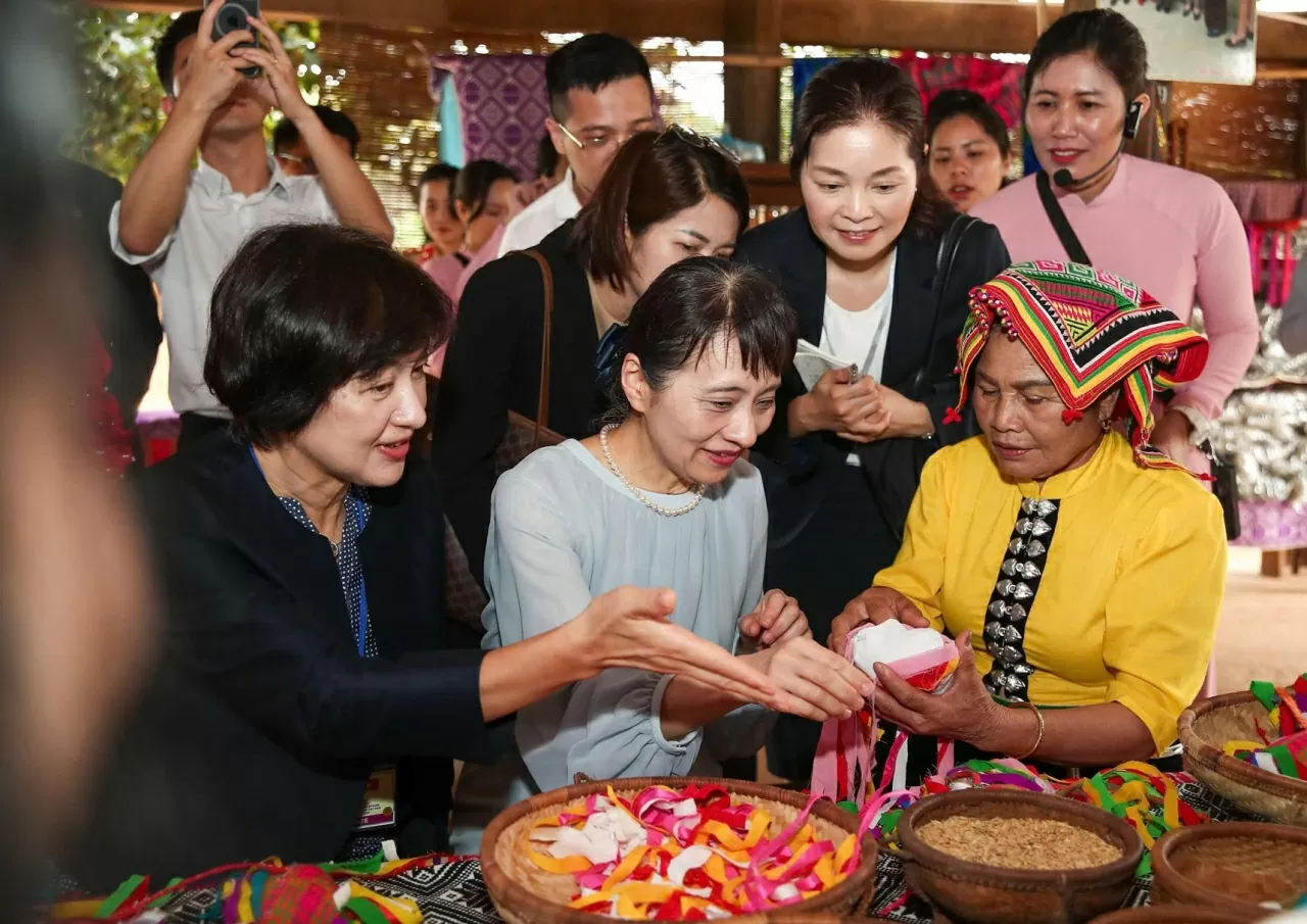 Phu nhân đã cùng trải nghiệm làm quả còn dưới sự hướng dẫn của đại diện đồng bào dân tộc Thái, cũng như ý nghĩa và cách ném còn.