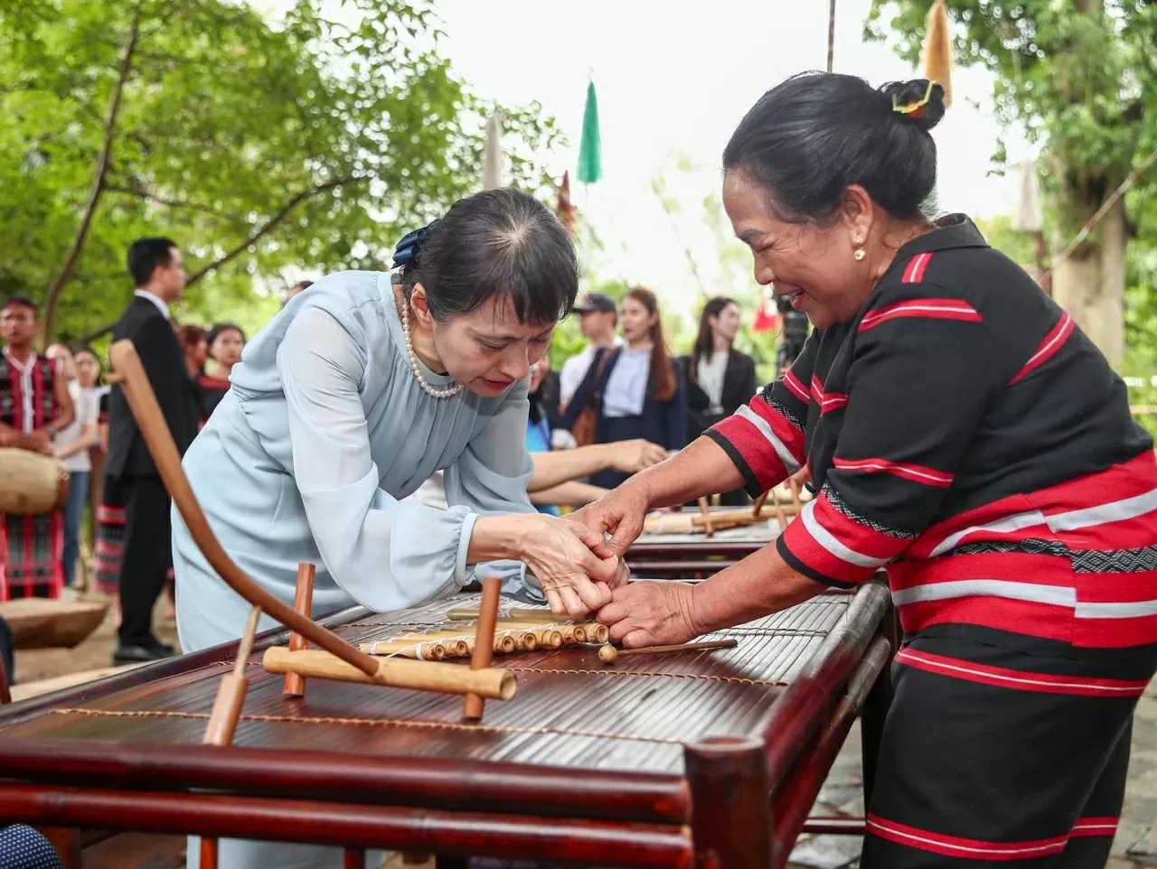 Phu nhân Ishiba Yoshiko được chính những nghệ nhân hướng dẫn chế tác nhạc cụ từ tre nứa. Phu nhân Ishiba Yoshiko được chính những nghệ nhân hướng dẫn chế tác nhạc cụ từ tre nứa.