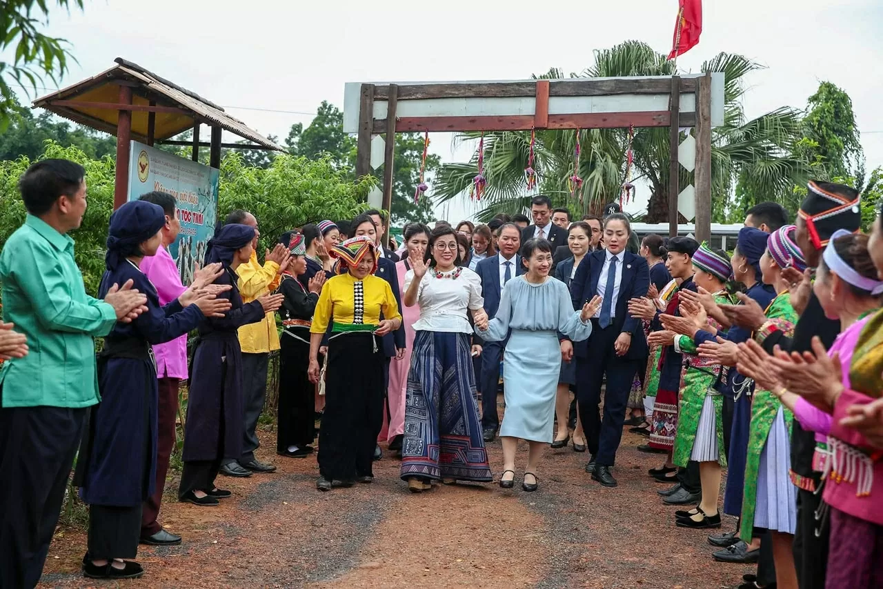 Đại diện các nhóm dân tộc Việt Nam anh em đang sinh sống tại đây đã chào đón hai Phu nhân trong tiếng cồng chiêng và điệu múa truyền thống mừng khách đến thăm.