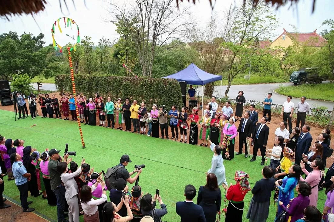 Dưới sự cổ vũ của những người xung quanh, hai Phu nhân đã cùng thử ném còn qua chiếc vòng tròn được treo trên một ngọn cây cao. Tiếng hò reo vang lên khi quả còn bay vút lên và lọt qua chiếc vòng. Dưới sự cổ vũ của những người xung quanh, hai Phu nhân đã cùng thử ném còn qua chiếc vòng tròn được treo trên một ngọn cây cao. Tiếng hò reo vang lên khi quả còn bay vút lên và lọt qua chiếc vòng.