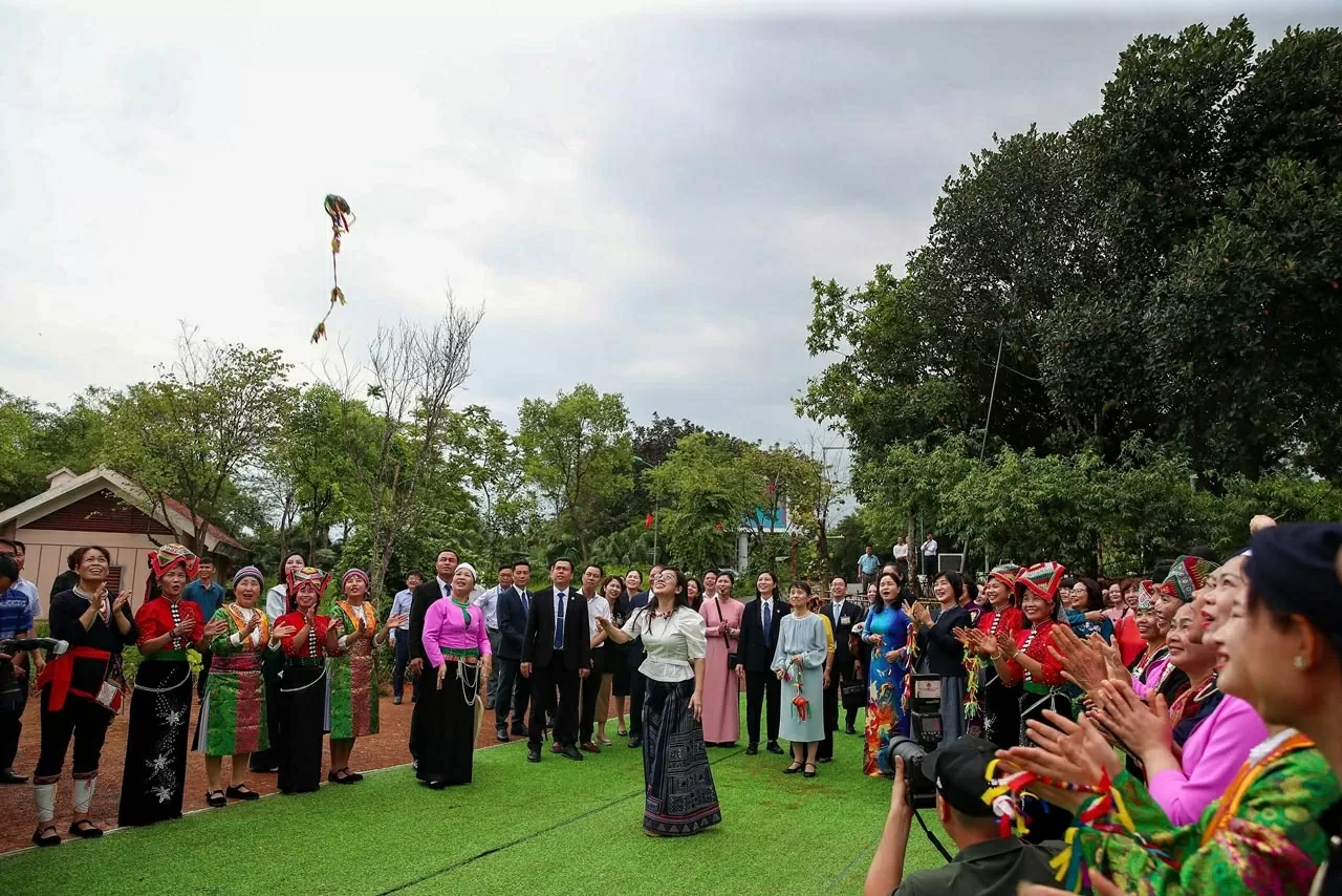 Dưới sự cổ vũ của những người xung quanh, hai Phu nhân đã cùng thử ném còn qua chiếc vòng tròn được treo trên một ngọn cây cao. Tiếng hò reo vang lên khi quả còn bay vút lên và lọt qua chiếc vòng. Dưới sự cổ vũ của những người xung quanh, hai Phu nhân đã cùng thử ném còn qua chiếc vòng tròn được treo trên một ngọn cây cao. Tiếng hò reo vang lên khi quả còn bay vút lên và lọt qua chiếc vòng.