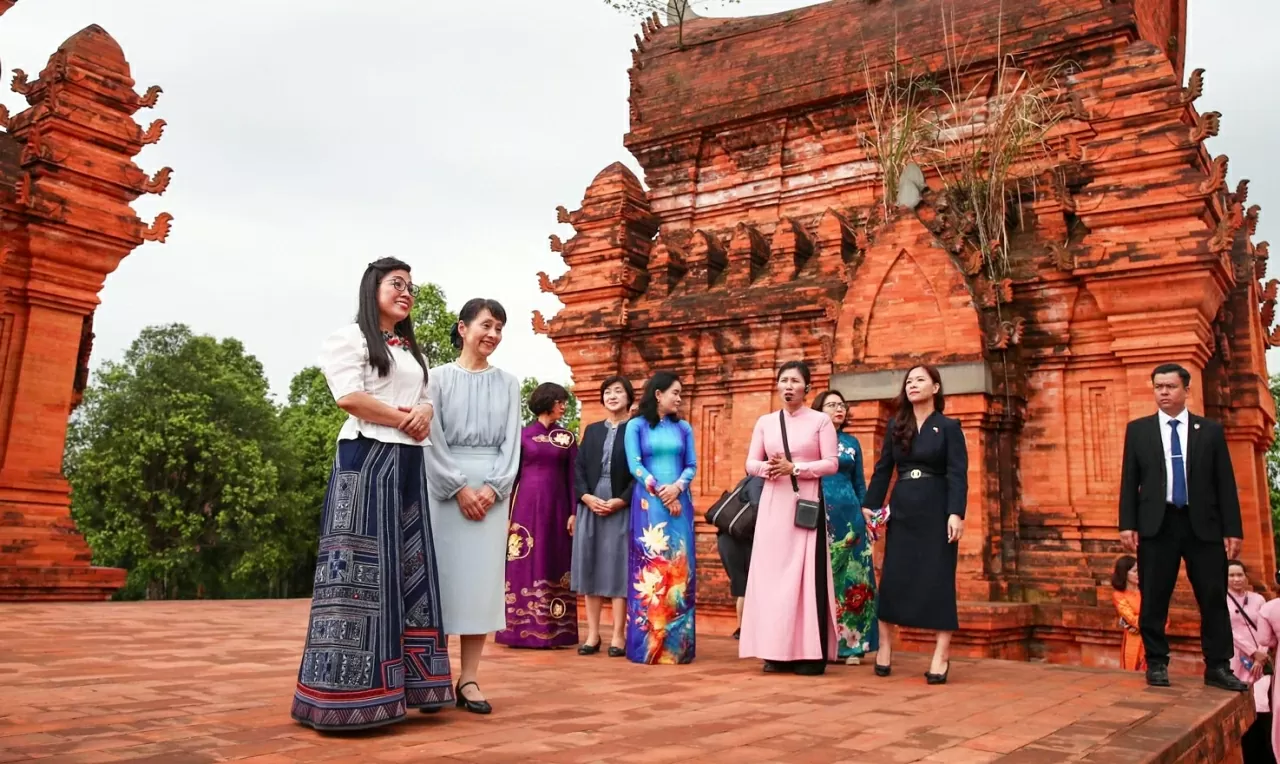 Hai phu nhân được giới thiệu và lan tỏa truyền thống của dân tộc và thể hiện tình đoàn kết, sự chung sống hòa thuận của tất cả đồng bào dân tộc trên mọi miền Tổ quốc.