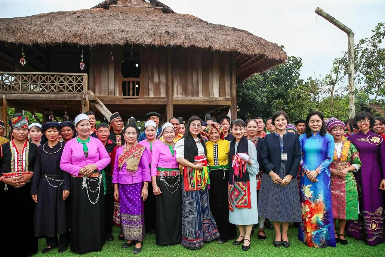Đại diện đồng bào các dân tộc phía Bắc chào đón hai vị khách quý vào làng, giới thiệu về nhà sàn truyền thống của người Thái, về khau cút trên mái nhà. Đại diện đồng bào các dân tộc phía Bắc chào đón hai vị khách quý vào làng, giới thiệu về nhà sàn truyền thống của người Thái, về khau cút trên mái nhà.