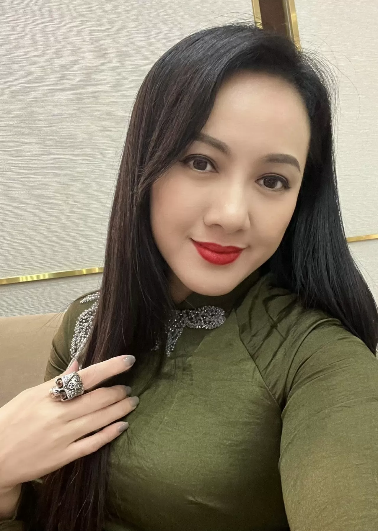 Sao Việt: Tăng Thanh Hà quá trẻ, MC Lê Anh tự hào khi mặc áo lính
