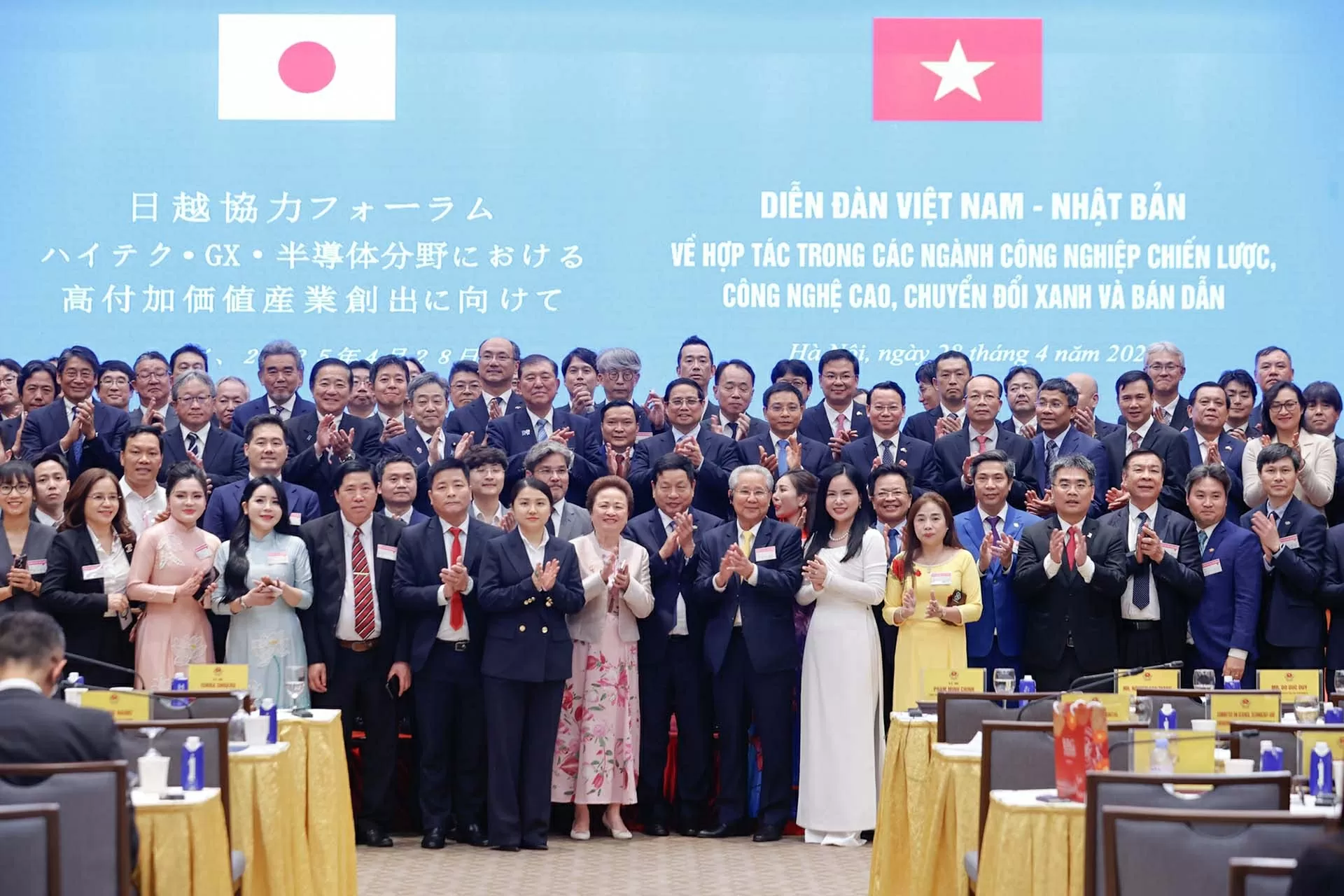Thủ tướng Phạm Minh Chính và Thủ tướng Nhật Bản Ishiba Shigeru cùng các đại biểu dự Diễn đàn. (Nguồn: VGP)