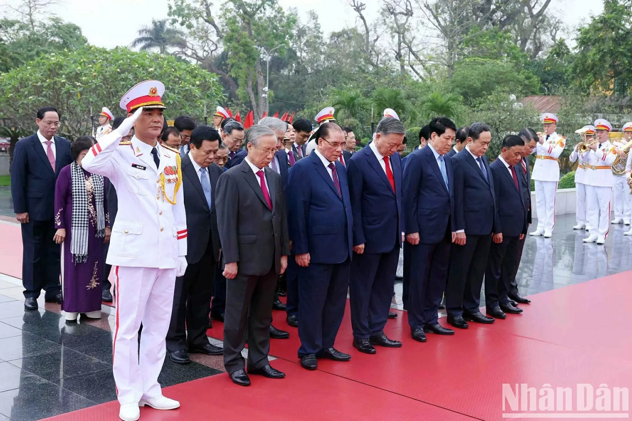 Các đồng chí lãnh đạo, nguyên lãnh đạo Đảng, Nhà nước tới đặt vòng hoa, tưởng niệm các Anh hùng liệt sĩ tại Đài tưởng niệm các Anh hùng liệt sĩ trên đường Bắc Sơn. (Nguồn: Báo Nhân dân)
