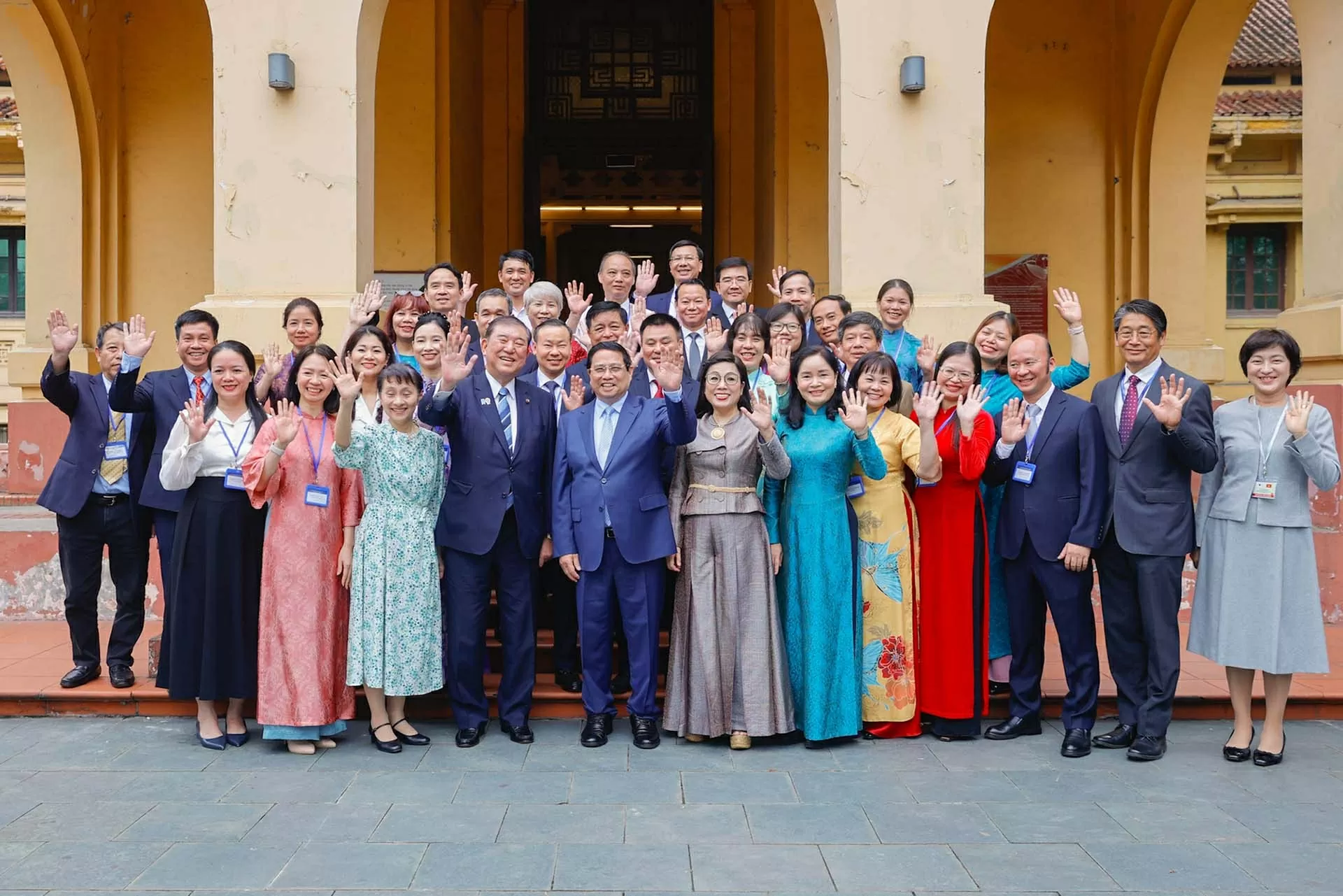 Japanese Prime Minister wraps up official visit to Vietnam