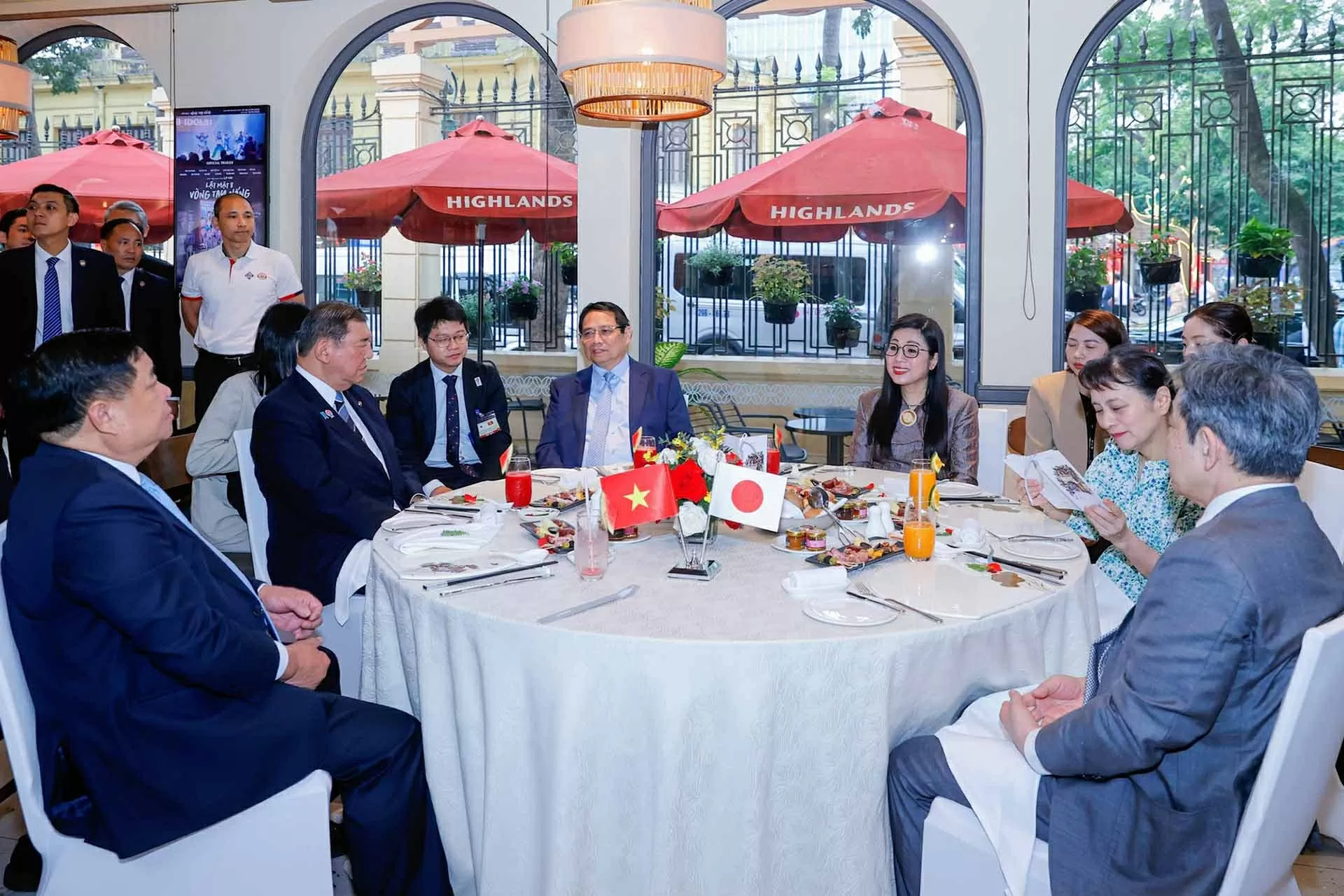 Thủ tướng Phạm Minh Chính và Phu nhân cùng Thủ tướng Nhật Bản Ishiba Shigeru và Phu nhân ăn sáng, thưởng thức hương vị cà phê Việt Nam. (Nguồn: VGP)