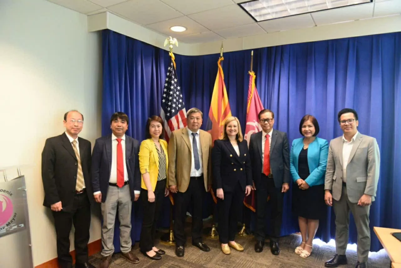 Tổng Lãnh sự Hoàng Anh Tuấn cùng Đoàn công tác chụp ảnh lưu niệm với Thị trưởng Kate Gallego tại toà nhà Phoenix City Hall. (Nguồn: Lãnh sự quán Việt Nam tại San Francisco)