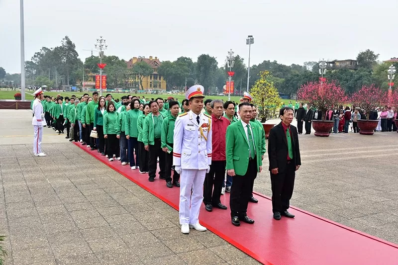 Doanh nhân Hồ Huy - Chủ tịch Tập đoàn Mai Linh (hàng đầu, áo vest xanh) cùng tập thể cán bộ, nhân viên Mai Linh dâng hương tưởng niệm Chủ tịch Hồ Chí Minh tại Lăng Bác.