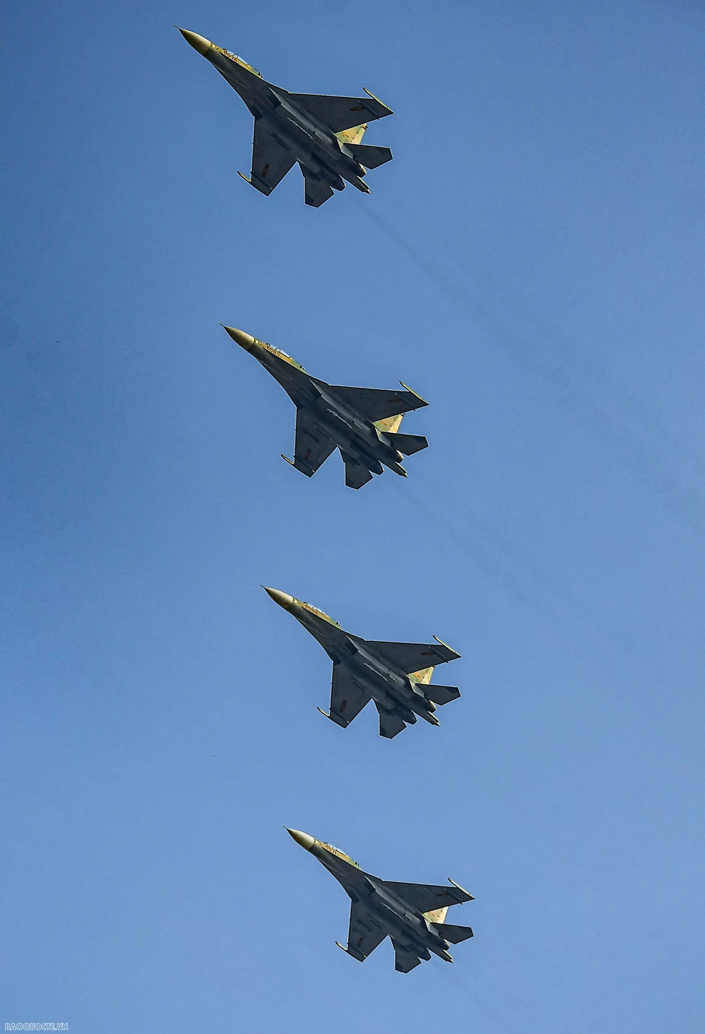 'Hổ mang chúa' Su-30MK2 trình diễn bắn đạn nhiễu trên bầu trời thành phố mang tên Bác
