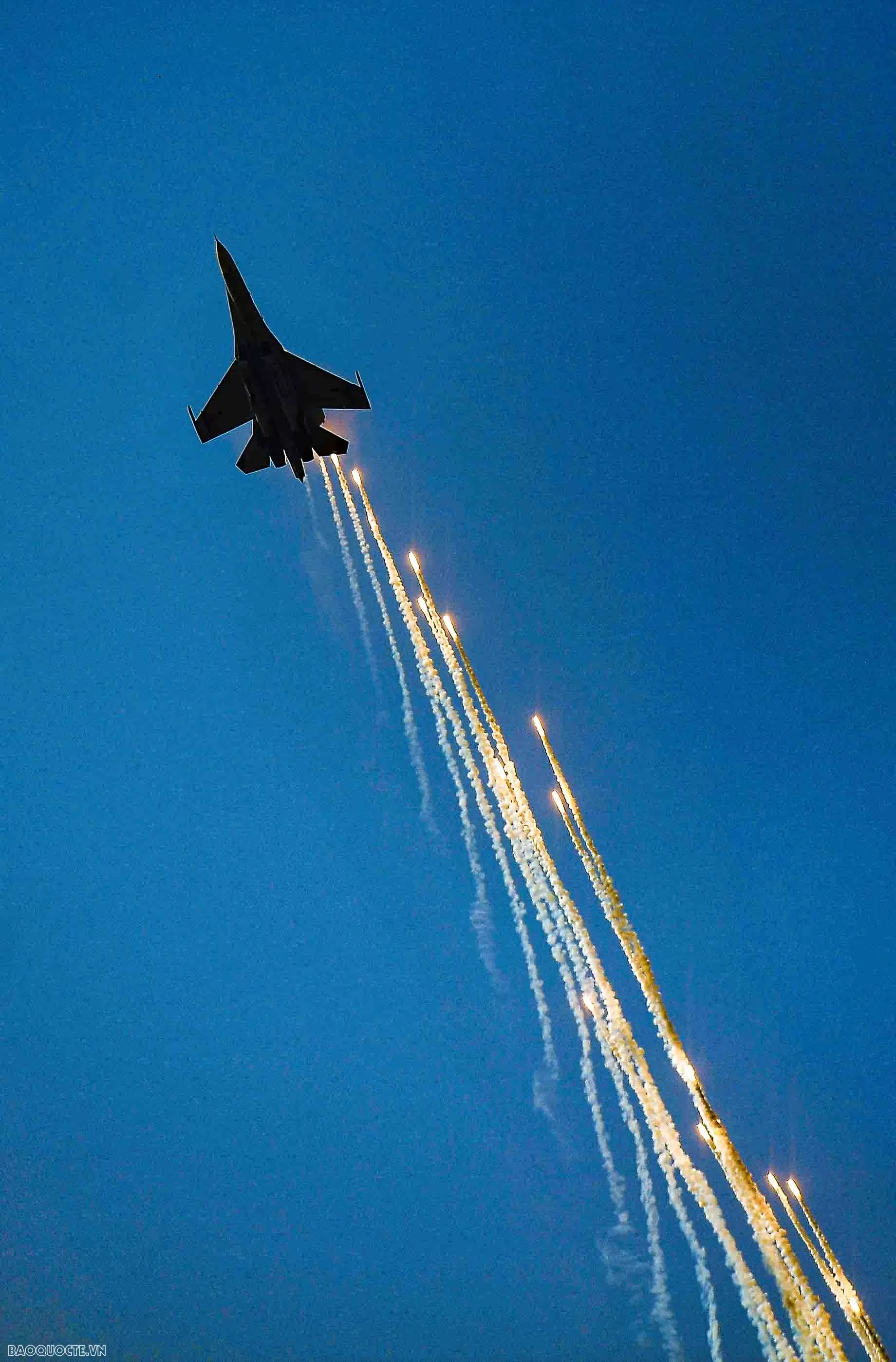 'Hổ mang chúa' Su-30MK2 trình diễn bắn đạn nhiễu trên bầu trời thành phố mang tên Bác
