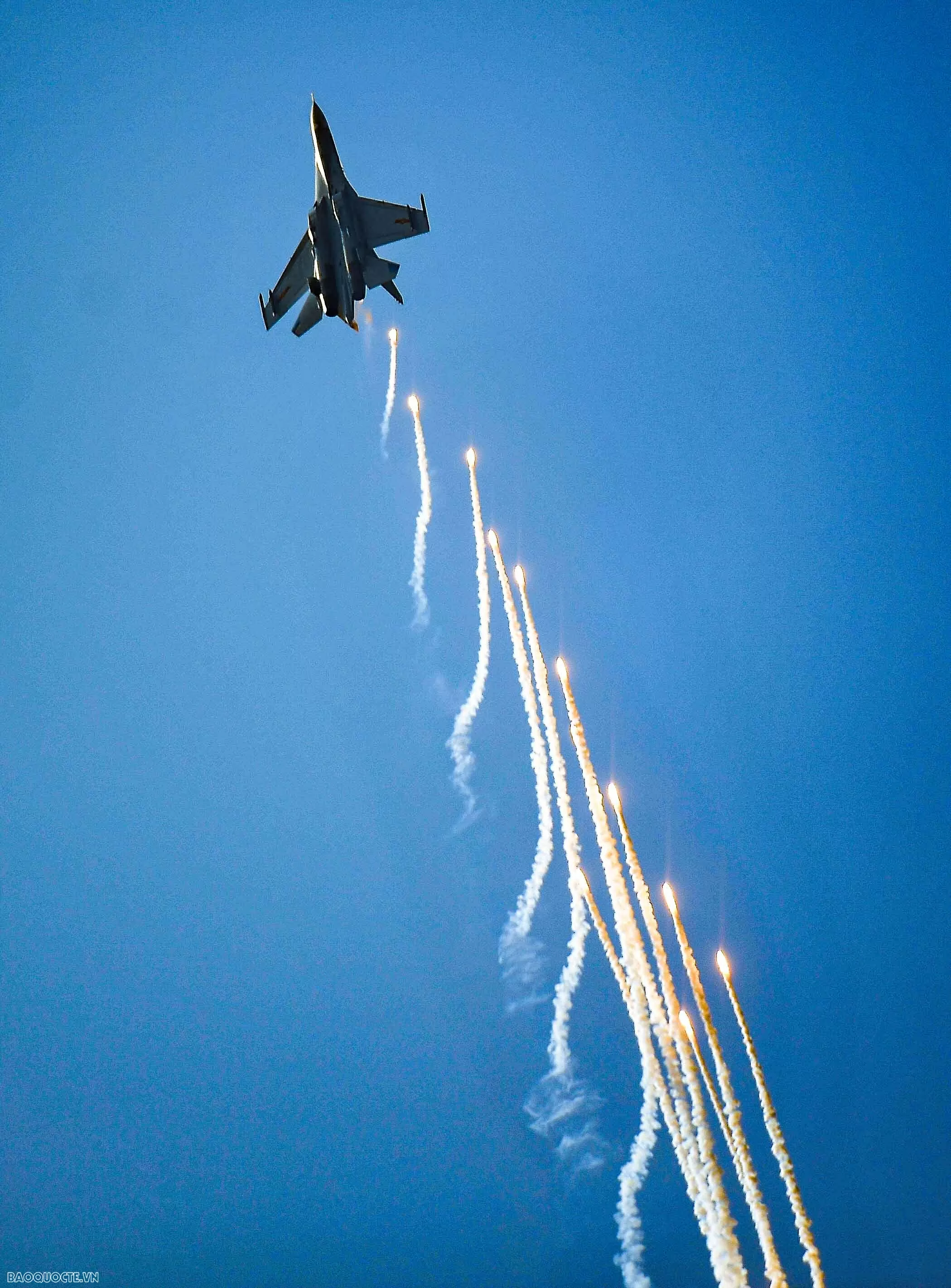 'Hổ mang chúa' Su-30MK2 trình diễn bắn đạn nhiễu trên bầu trời thành phố mang tên Bác