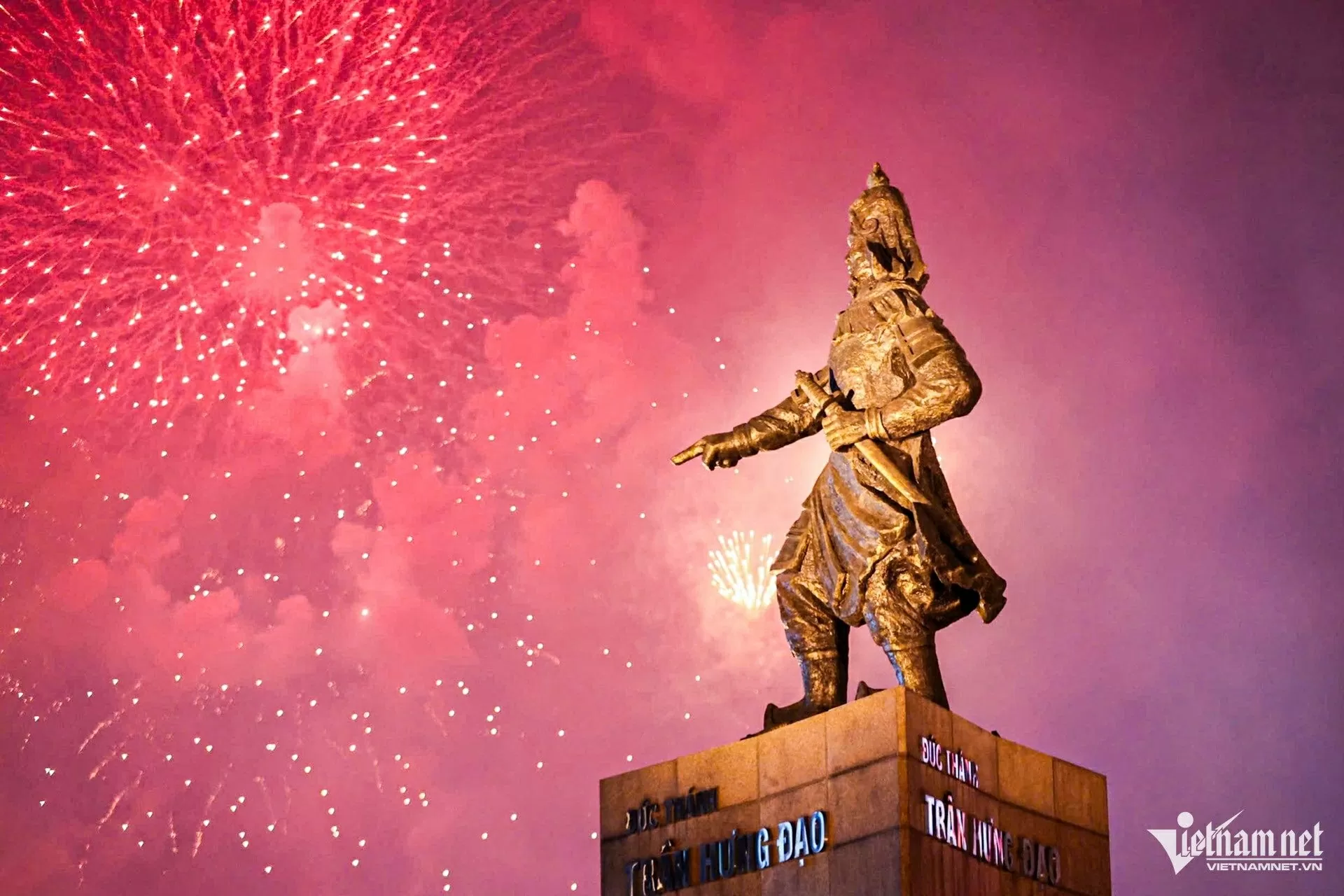 Pháo hoa mừng 50 năm thống nhất đất nước Pháo hoa rực rỡ chào mừng 50 năm thống nhất đất nước