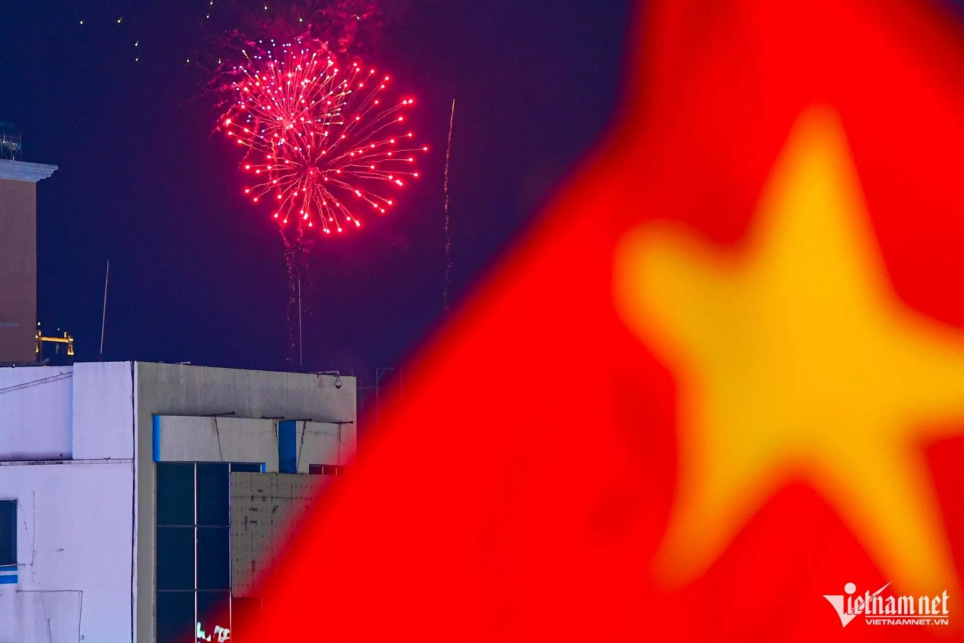 Pháo hoa rực rỡ chào mừng 50 năm thống nhất đất nước