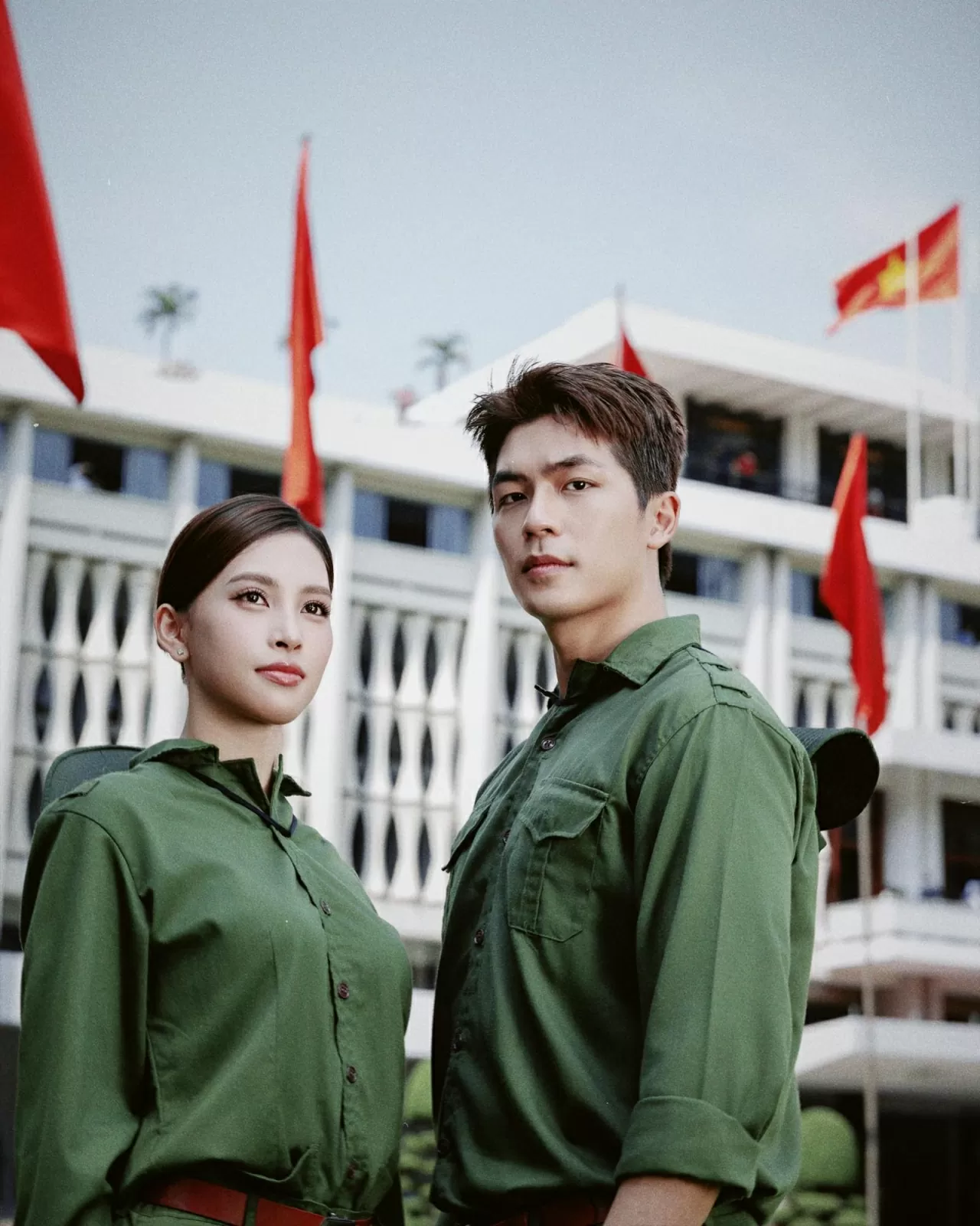 Ngắm bộ ảnh chào mừng Ngày 30/4 của Tiểu Vy - Quang Anh