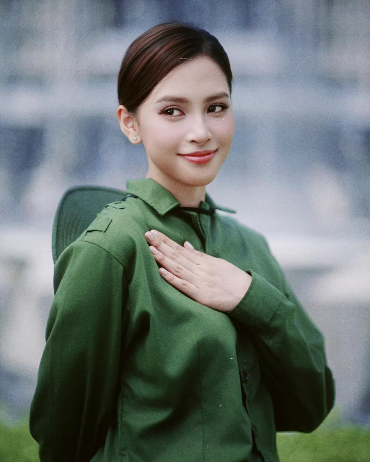 Ngắm bộ ảnh chào mừng Ngày 30/4 của Tiểu Vy - Quang Anh
