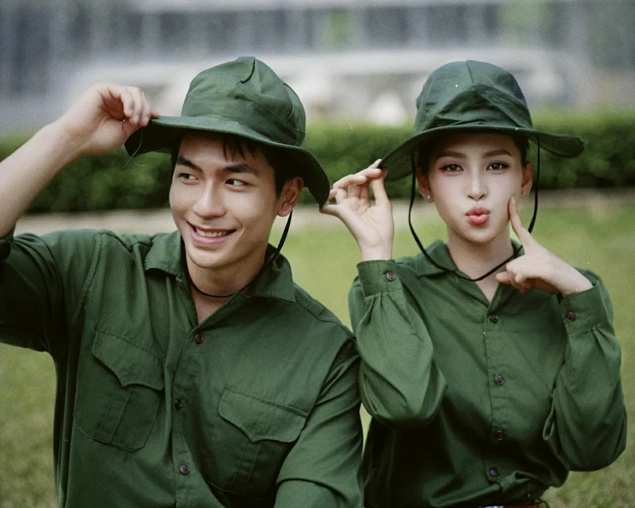 Ngắm bộ ảnh chào mừng Ngày 30/4 của Tiểu Vy - Quang Anh