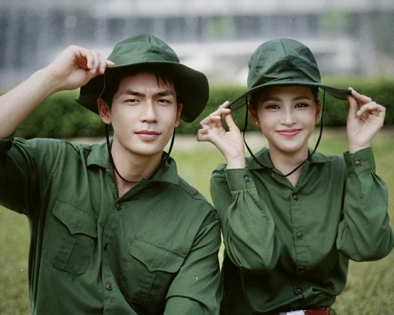 Ngắm bộ ảnh chào mừng Ngày 30/4 của Tiểu Vy - Quang Anh