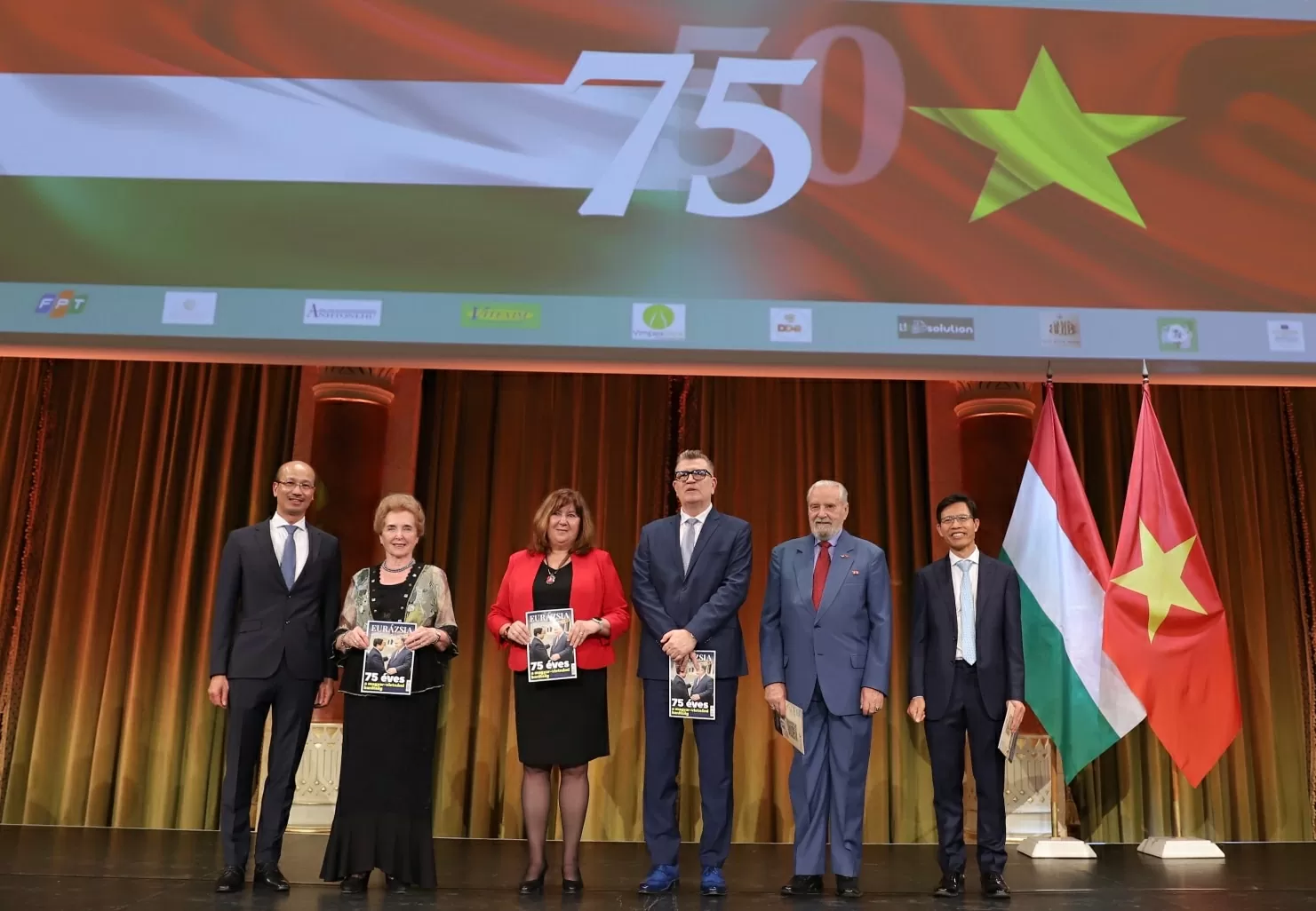 Nhà báo Hungary lý giải 'sức mạnh' và sức hút của Việt Nam Nhà báo Hungary lý giải 'sức mạnh' và sức hút của Việt Nam