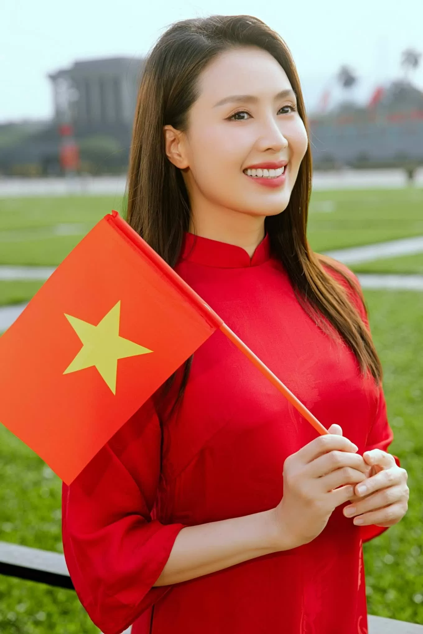 Diễn viên Hồng Diễm thể hiện tình yêu nước qua bộ ảnh vừa thực hiện.