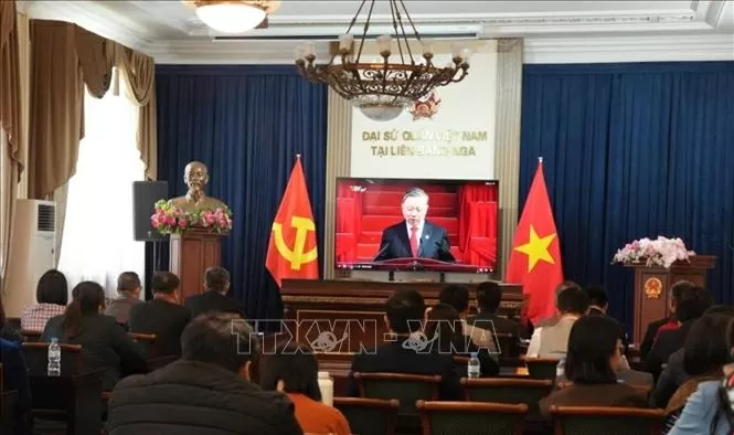 Cờ đỏ sao vàng sáng rực rỡ giữa Quảng trường Thời đại của Mỹ đúng ngày kỷ niệm 30/4