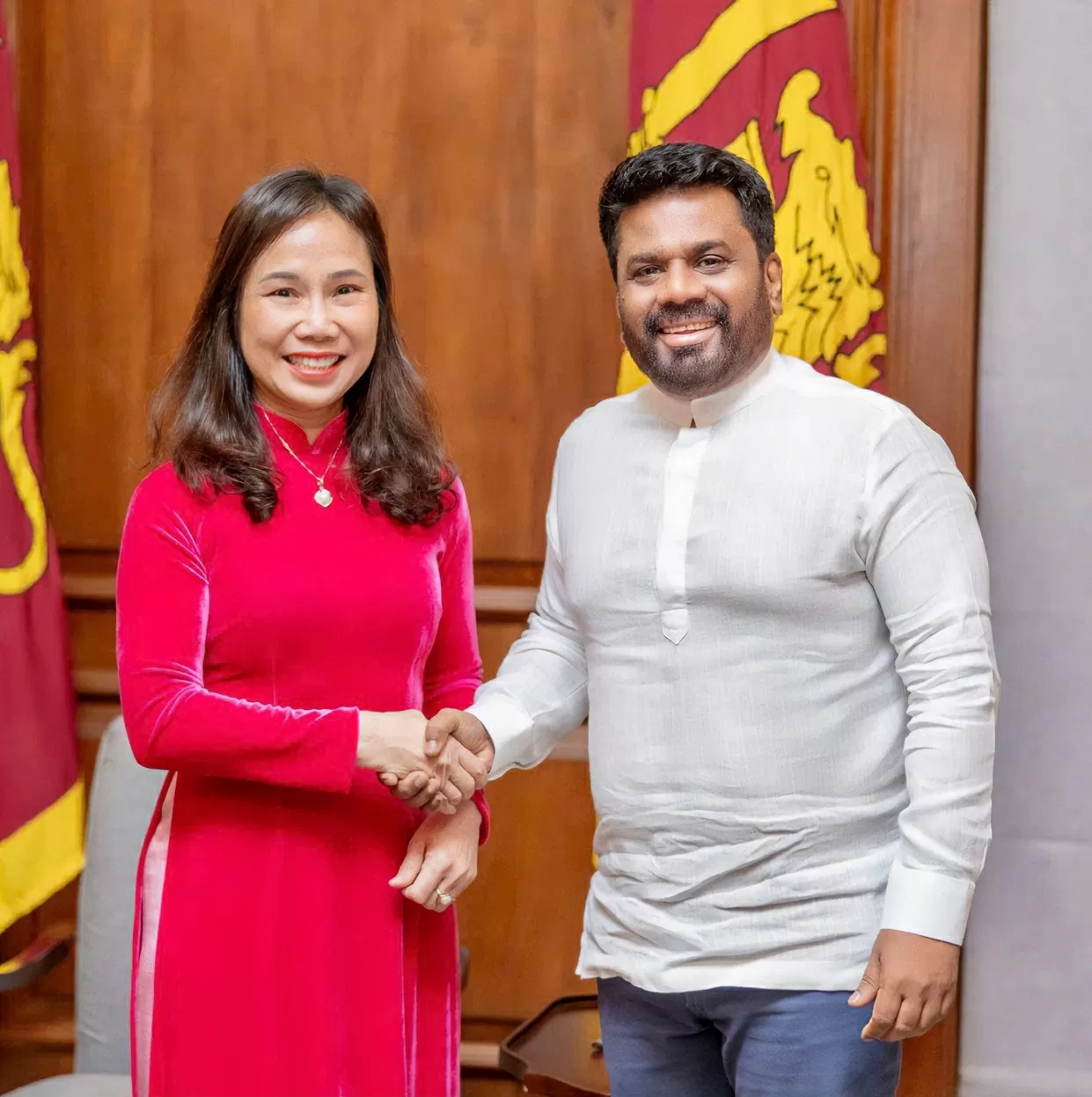 Đại sứ Việt Nam tại Sri Lanka Trịnh Thị Tâm chụp ảnh cùng Tổng thống Sri Lanka Anura Kumara Dissanayake.