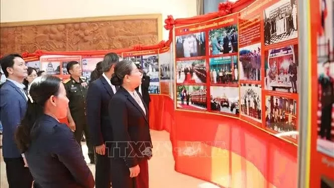 Photo exhibition in Vientiane celebrates Vietnam’s April 30 victory anniversary