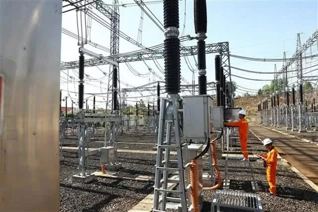 Dak Nong Power Transmission staff inspect equipment at the 500kV Dak Nong substation. (Photo: VNA)