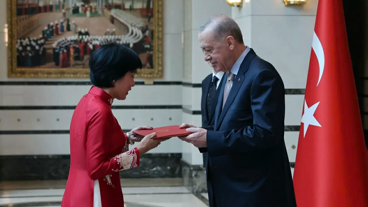 Ambassador Dang Thi Thu Ha presents credentials to Turkish President Recep Tayyip Erdogan