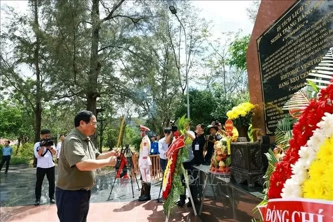 Prime Minister Pham Minh Chinh offers incense and flowers in remembrance of heroic martyrs at Hang Keo Cemetery. 