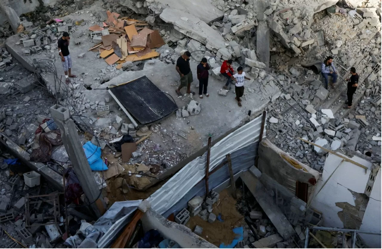 Người Palestine kiểm tra địa điểm Israel không kích một ngôi nhà ở Khan Younis, phía Nam Dải Gaza, ngày 3/5. (Nguồn: Reuters) Người Palestine kiểm tra địa điểm Israel không kích một ngôi nhà ở Khan Younis, phía Nam Dải Gaza, ngày 3/5. (Nguồn: Reuters)