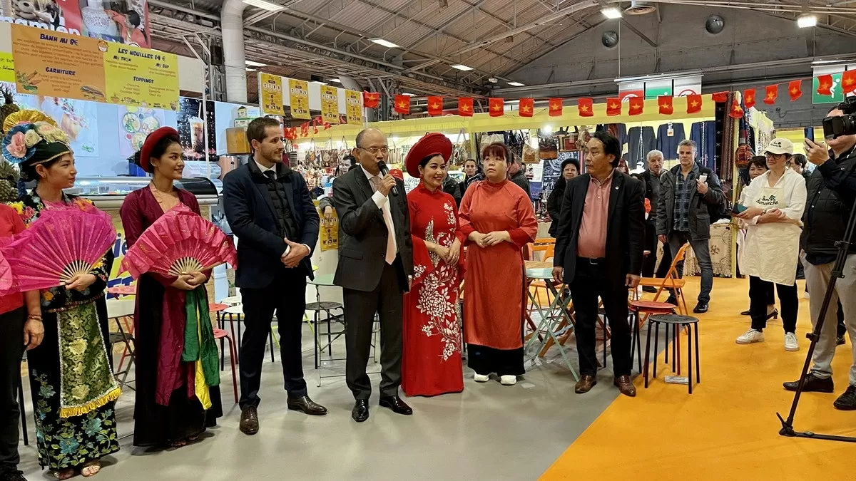 Đại sứ Việt Nam tại Pháp Đinh Toàn Thắng phát biểu tại buổi lễ quảng bá hình ảnh và sản phẩm Việt Nam. (Ảnh: Thu Hà/TTXVN)