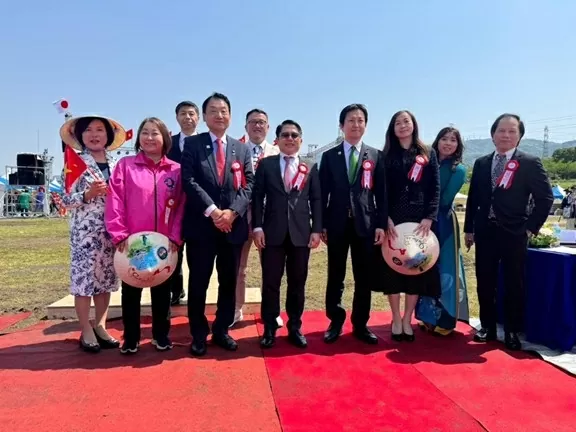 Khai mạc Festival 'Trái tim Việt Nam – 50 năm hòa chung một nhịp' tại Osaka, Nhật Bản Khai mạc Festival 'Trái tim Việt Nam – 50 năm hòa chung một nhịp' tại Osaka, Nhật Bản