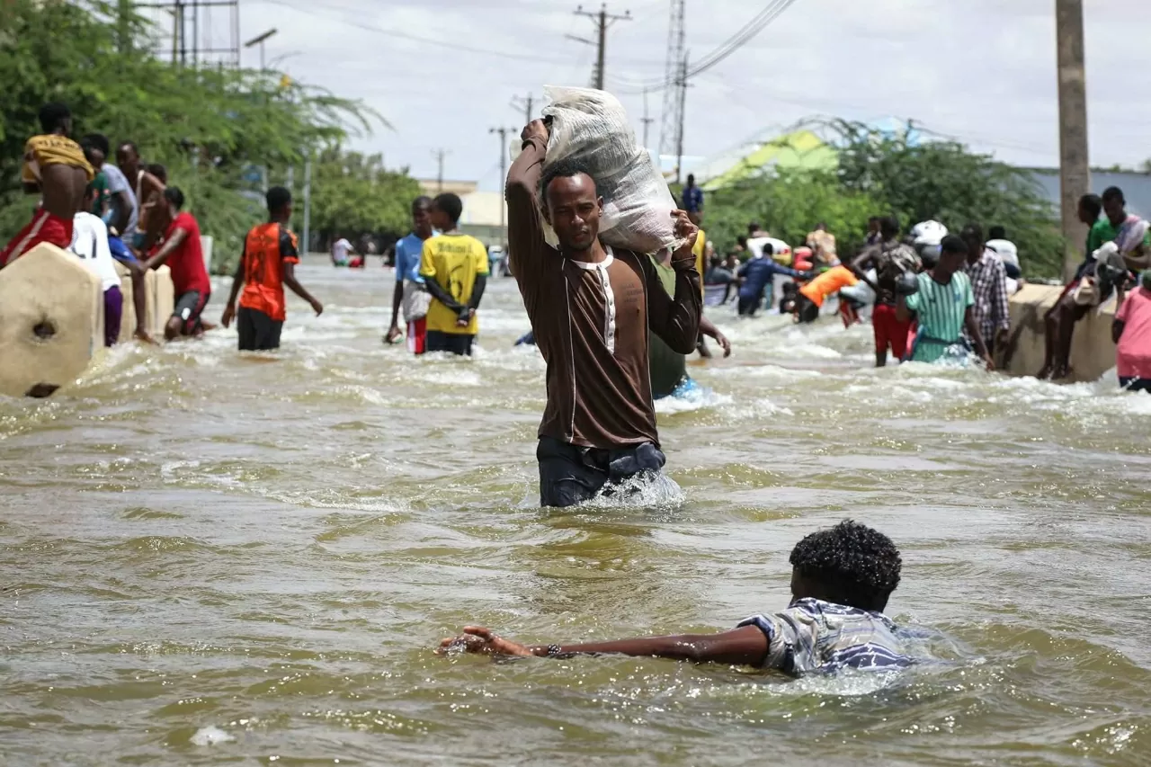 Vùng Sừng châu Phi, trong đó có Somalia, đang phải đối mặt với những tác động ngày càng nghiêm trọng của biến đổi khí hậu và các hiện tượng thời tiết cực đoan. Vùng Sừng châu Phi, trong đó có Somalia, đang phải đối mặt với những tác động ngày càng nghiêm trọng của biến đổi khí hậu và các hiện tượng thời tiết cực đoan.