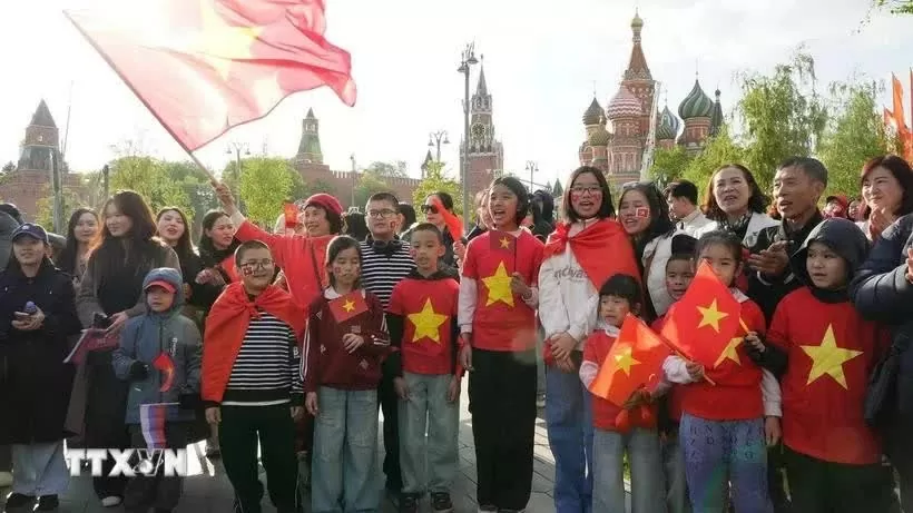 500 Vietnamese expatriates greet Vietnamese soldiers preparing Victory Day parade in Red Square