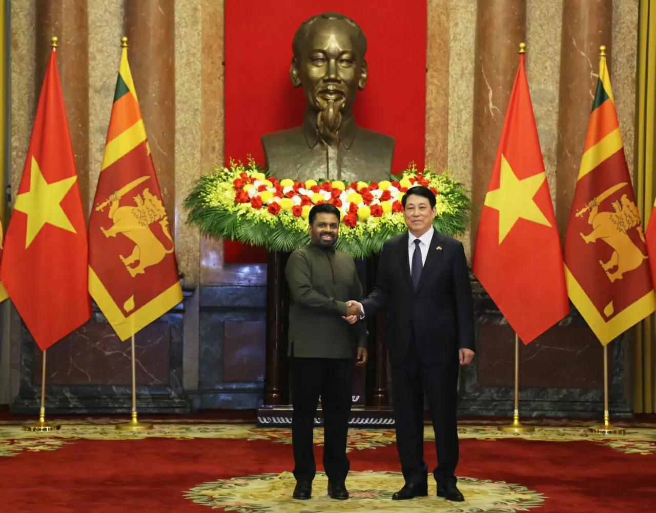 Chủ tịch nước Lương Cường và Tổng thống Sri Lanka Anura Kumara Dissanayaka chụp ảnh chung trước khi bước vào cuộc hội đàm. (Ảnh: Thành Long)