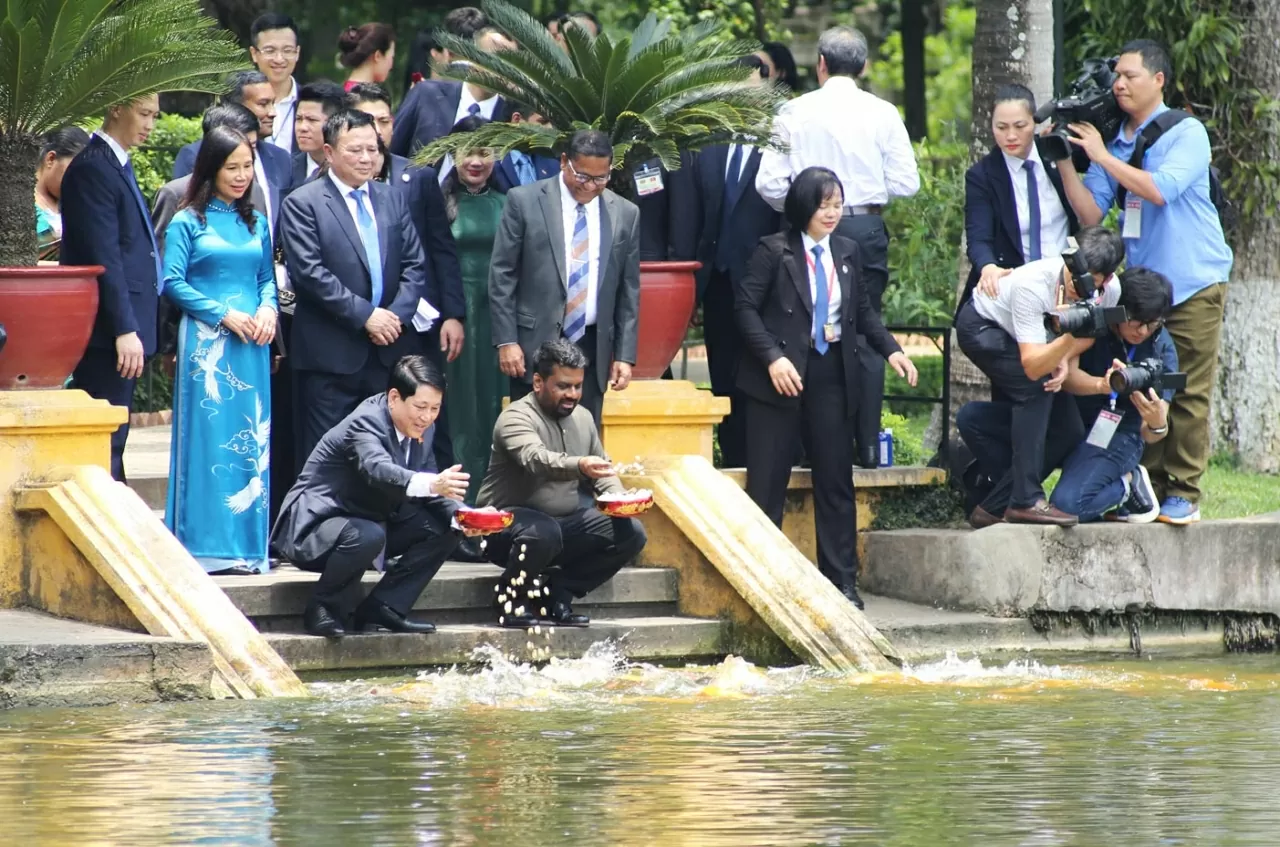 Chủ tịch nước Lương Cường và Tổng thống Anura Kumara Dissanayaka thực hiện nghi thức thả cá chép tại Ao cá Bác Hồ. (Ảnh: Thành Long)