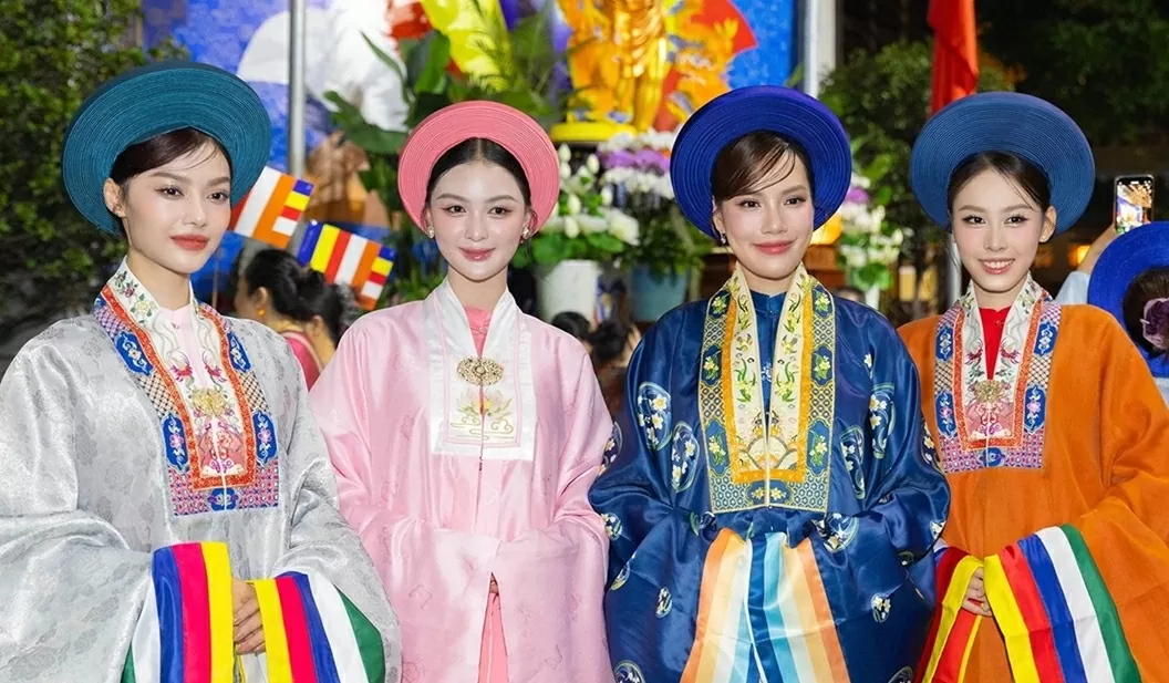 Nghệ sĩ TP. Hồ Chí Minh diện cổ phục mừng đại lễ Vesak