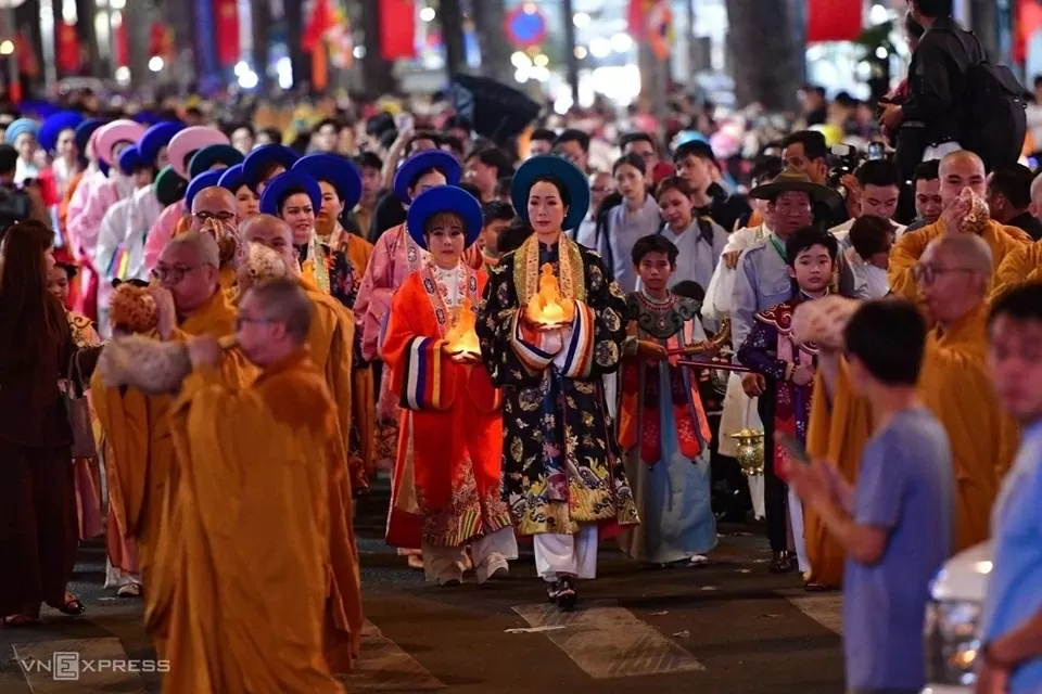 Nghệ sĩ TP. Hồ Chí Minh diện cổ phục mừng đại lễ Vesak